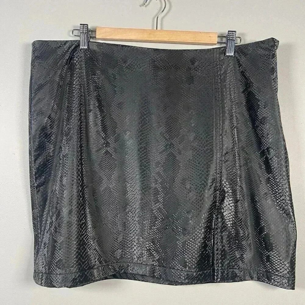 Juicy Couture Short Skirt Snake Skin Pattern Black Box Pleat Size 1X Mini‎ Rock